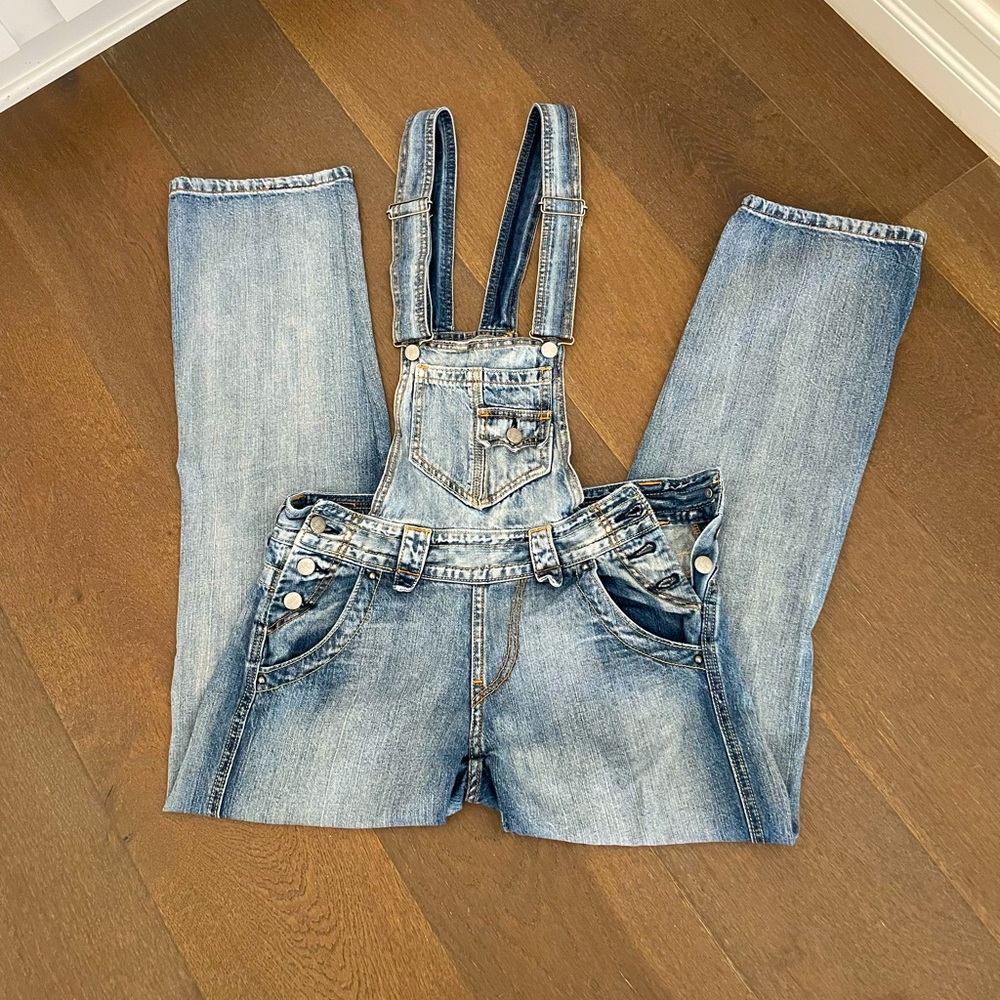 Great condition! Levi’s overalls pants size 3m